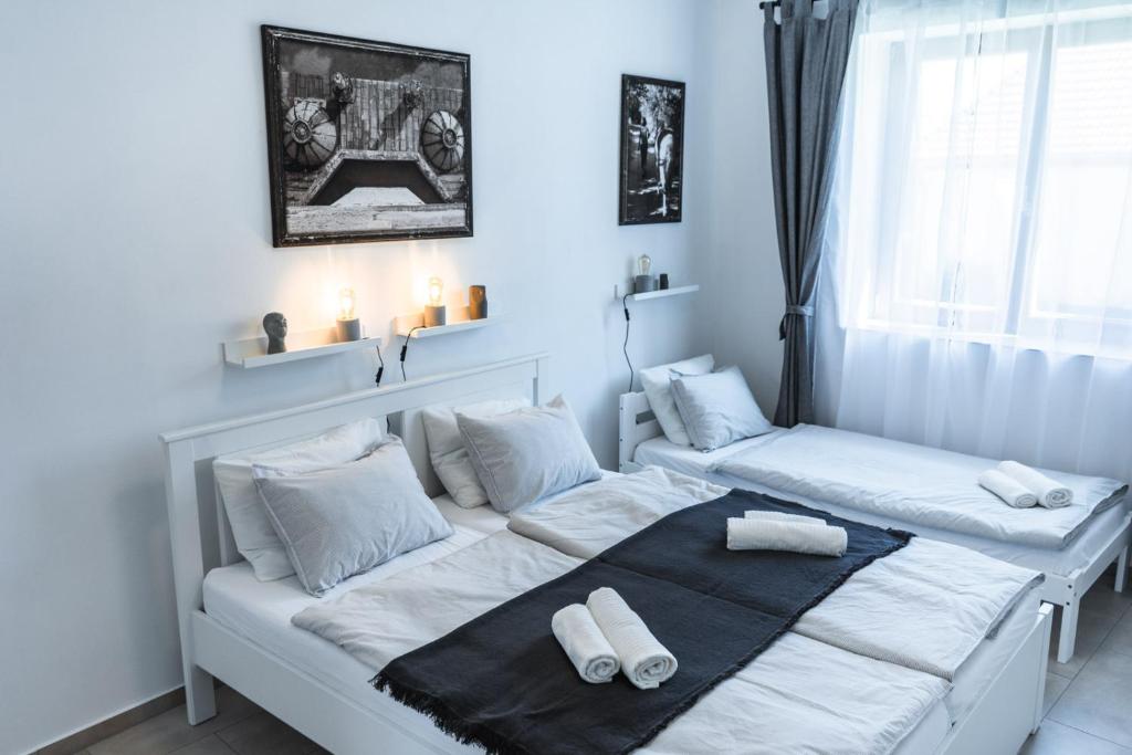 1 dormitorio con 1 cama blanca y 2 almohadas en Apartmány Pulgary, en Bulhary