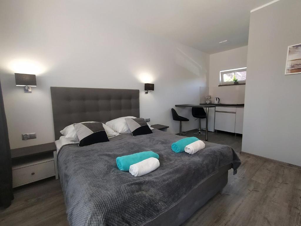 ein Schlafzimmer mit einem großen Bett mit zwei Kissen darauf in der Unterkunft Dom Wypoczynkowy Willa Jar in Łeba