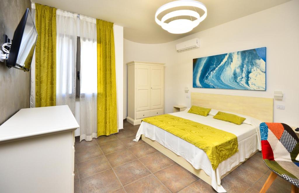 トッレ・デル・オルソにあるDamavi Suite 2のベッドルーム(ベッド1台、薄型テレビ付)