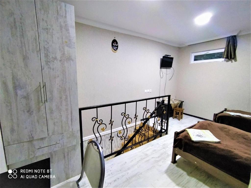 Llit o llits en una habitació de Irakli Guesthouse
