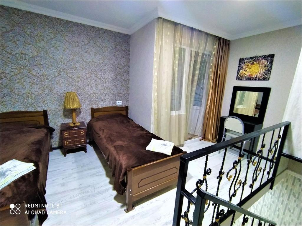Llit o llits en una habitació de Irakli Guesthouse