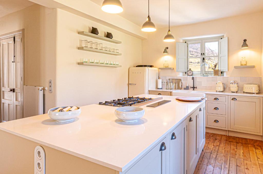 a kitchen with a counter with two bowls on it at Terra Ecoturismo Casa La Casona in La Focella