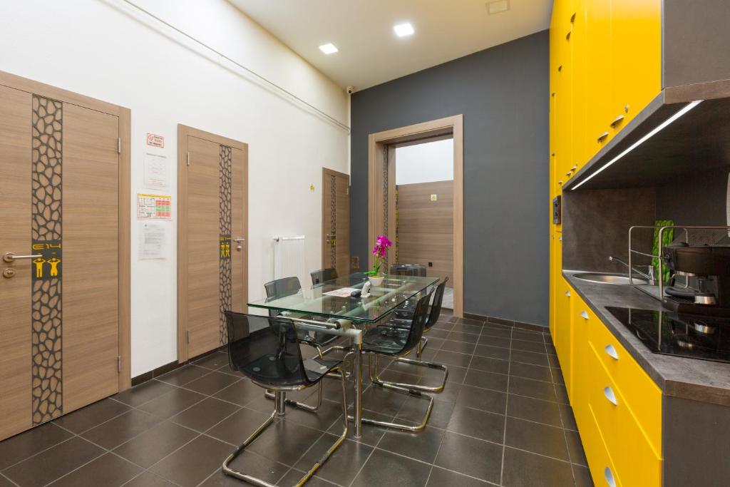 Kuchyňa alebo kuchynka v ubytovaní E14 Design Hostel