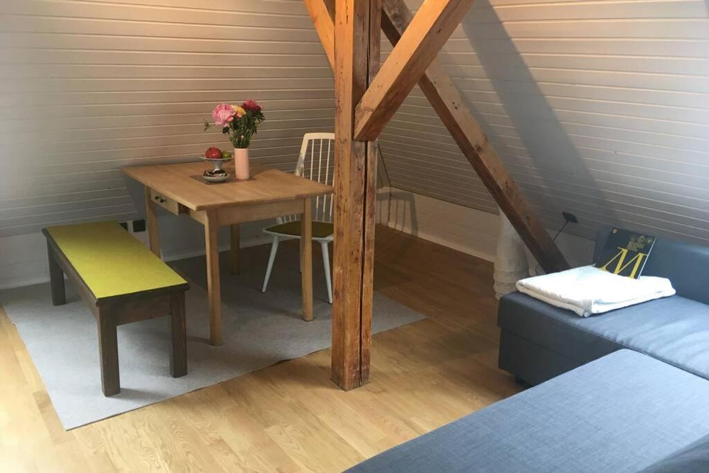 une chambre avec une table, une table et une chaise dans l'établissement 2-Zimmer-Apartment in München, à Munich