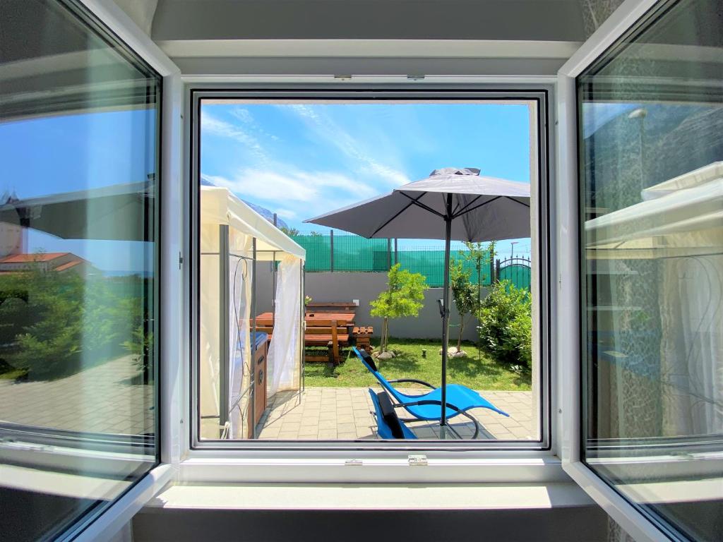 Patio alebo iná vonkajšia časť ubytovania Lux Apartment Sea Shell with jacuzzi