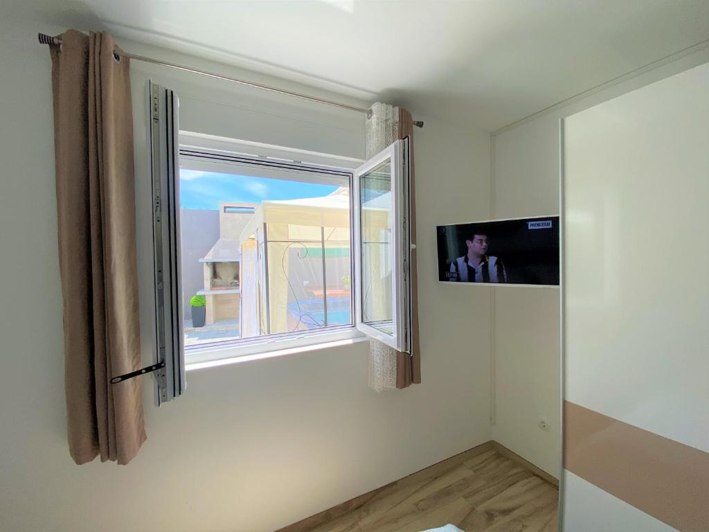 Televízia a/alebo spoločenská miestnosť v ubytovaní Lux Apartment Sea Shell with jacuzzi