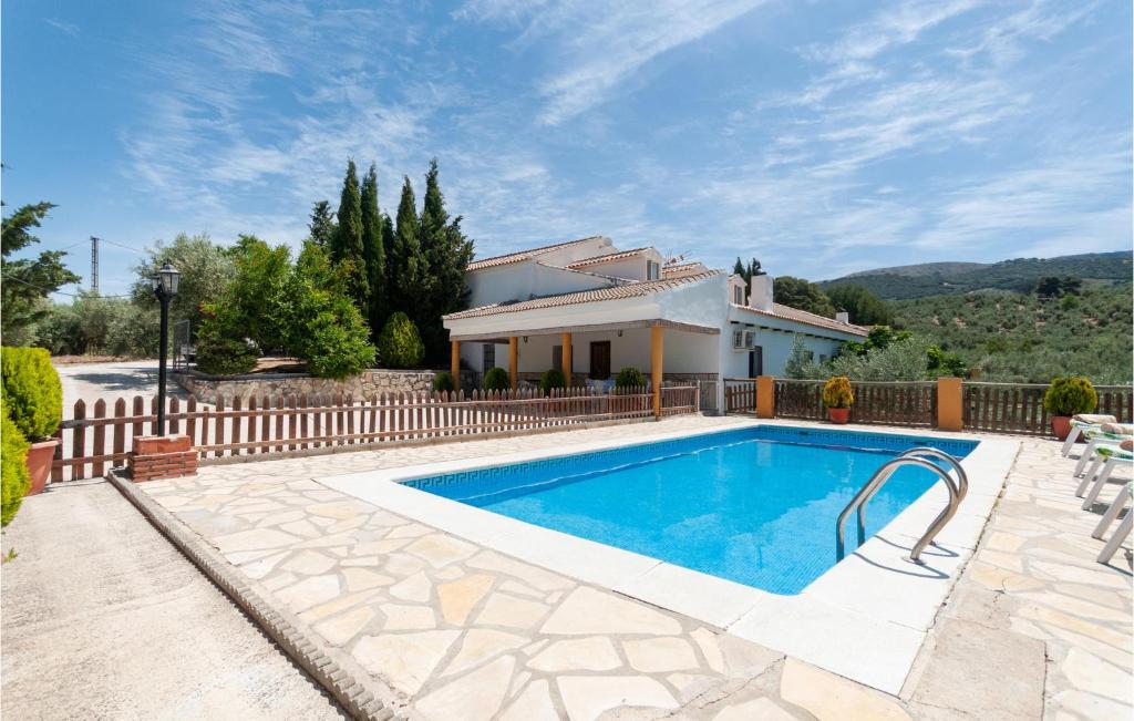 una villa con piscina di fronte a una casa di Pet Friendly Home In Montefrio With Private Swimming Pool, Can Be Inside Or Outside a Montefrío