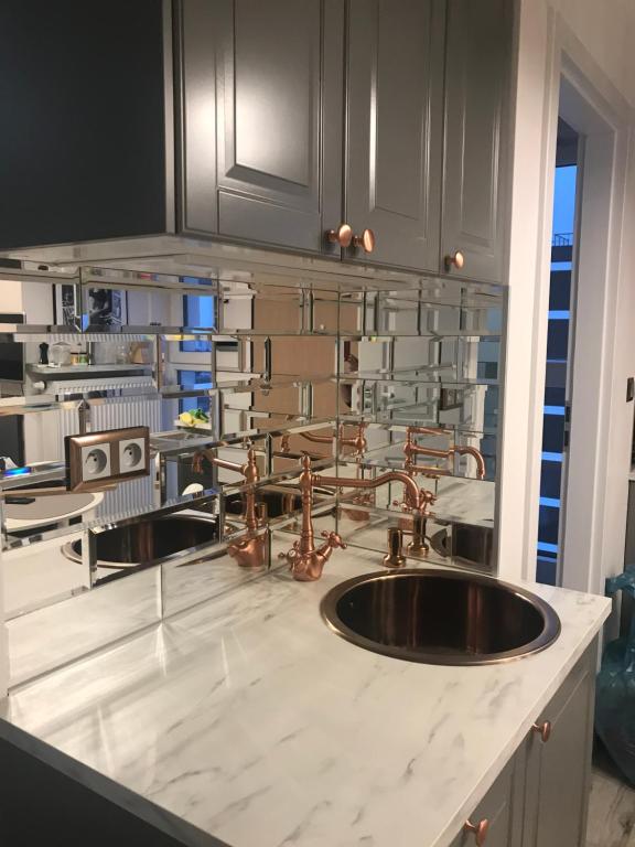 Kuchyňa alebo kuchynka v ubytovaní Luxury Wola Apartament