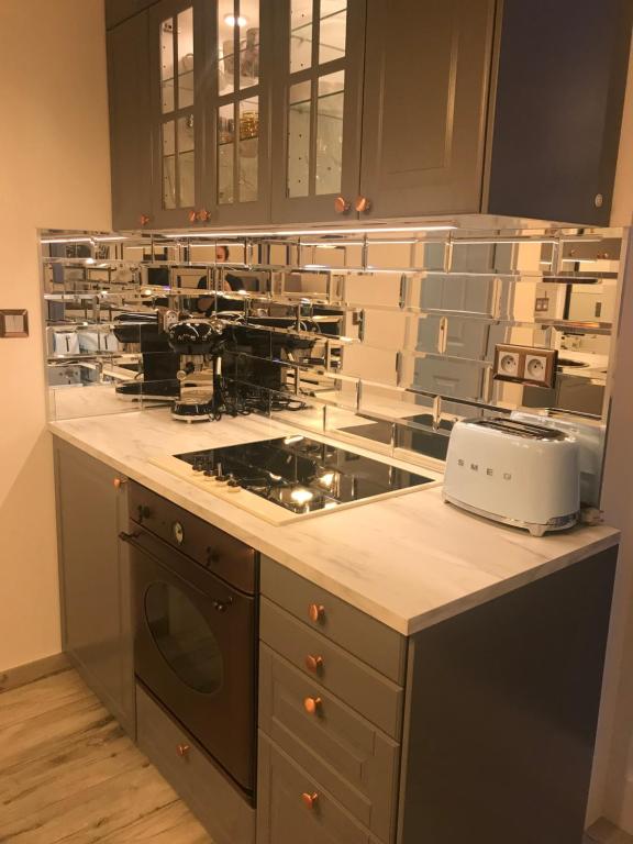 Kuchyňa alebo kuchynka v ubytovaní Luxury Wola Apartament