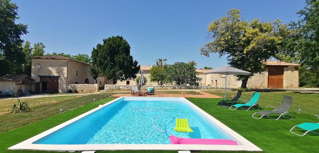 - une piscine dans la cour d'une maison dans l'établissement Domaine de Gaïa, Piscine, Pétanque, Ping-pong, proche Saint Emilion, à Guillac