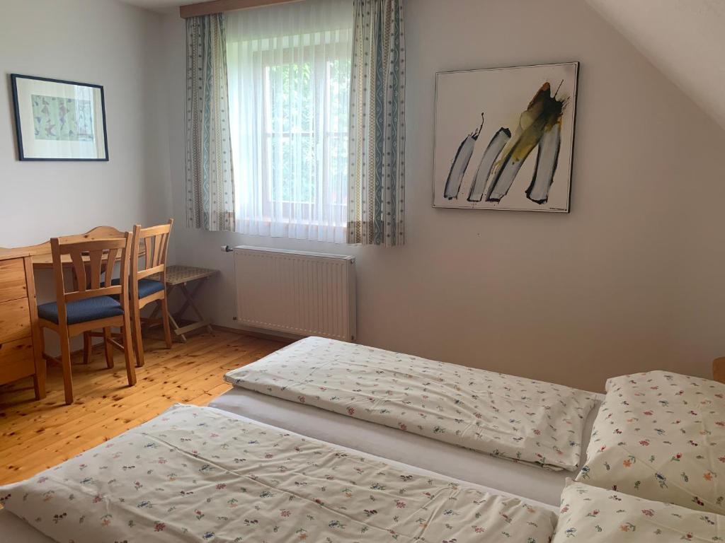 Postel nebo postele na pokoji v ubytování Koschak Wirt & Weinbauer