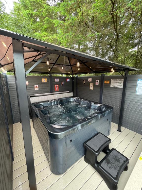Spa och/eller andra wellnessfaciliteter på Pheasant's Hollow - 2 bed hot tub lodge with free golf, NO BUGGY