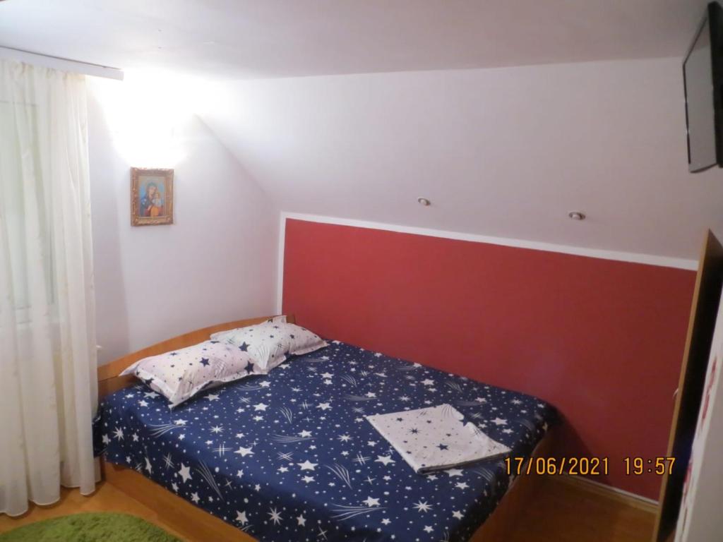 Un pat sau paturi într-o cameră la Vila Mihai