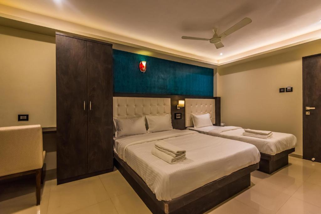 Postel nebo postele na pokoji v ubytování Hotel atlas grand andheri midc