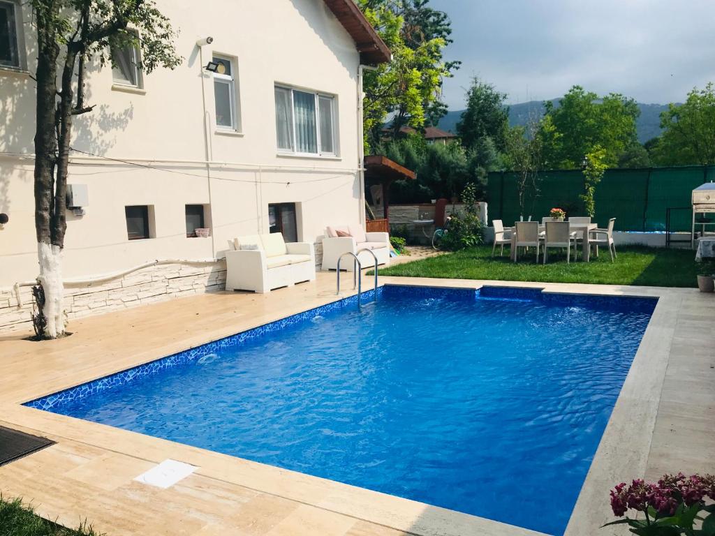 a swimming pool in front of a house at Eren Villa in Sapanca