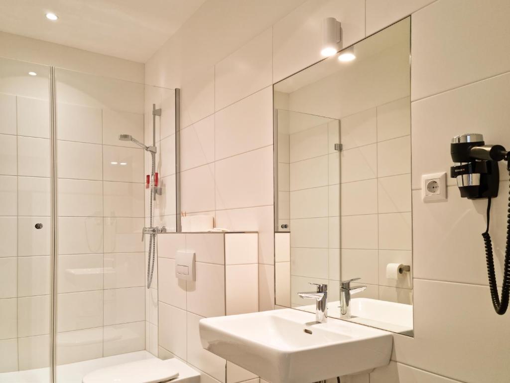 Uma casa de banho em Pension Mozart - Newly Renovated