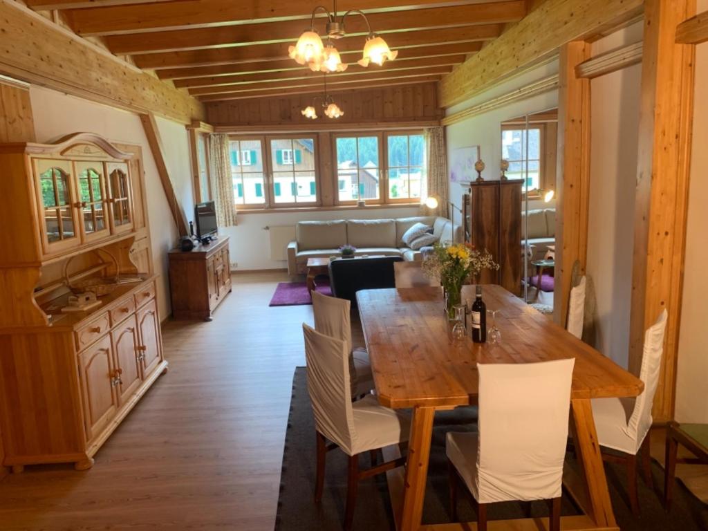 ゴーザウにあるApartmenthaus Edelweiss in Gosauのダイニングルーム(木製テーブル、椅子付)