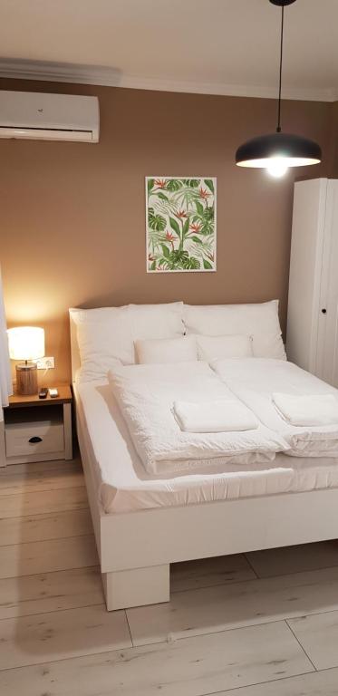 Postel nebo postele na pokoji v ubytování Rigó Apartman