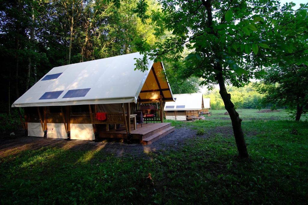 Budova, kde se the luxury tent nachází