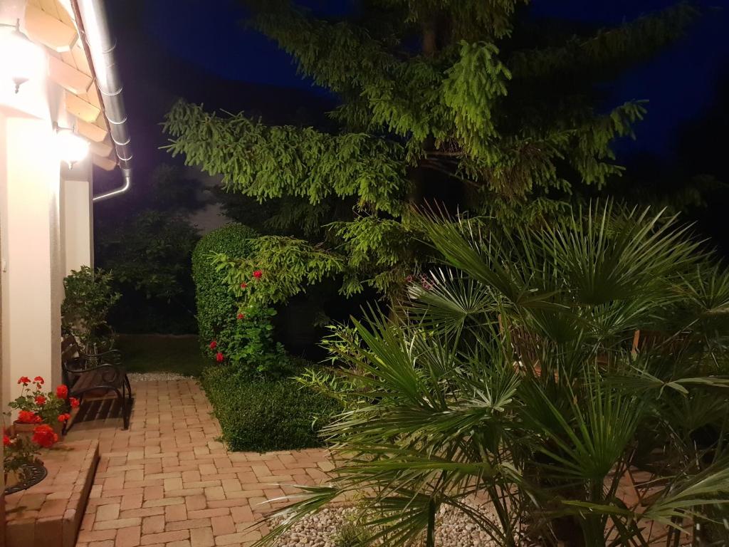 Vonkajšia záhrada v ubytovaní Füred Deluxe Garden Apartment
