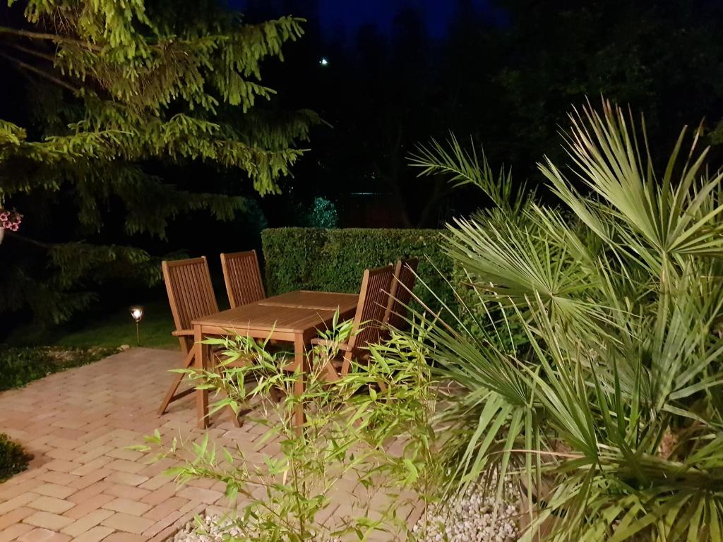 Vonkajšia záhrada v ubytovaní Füred Deluxe Garden Apartment