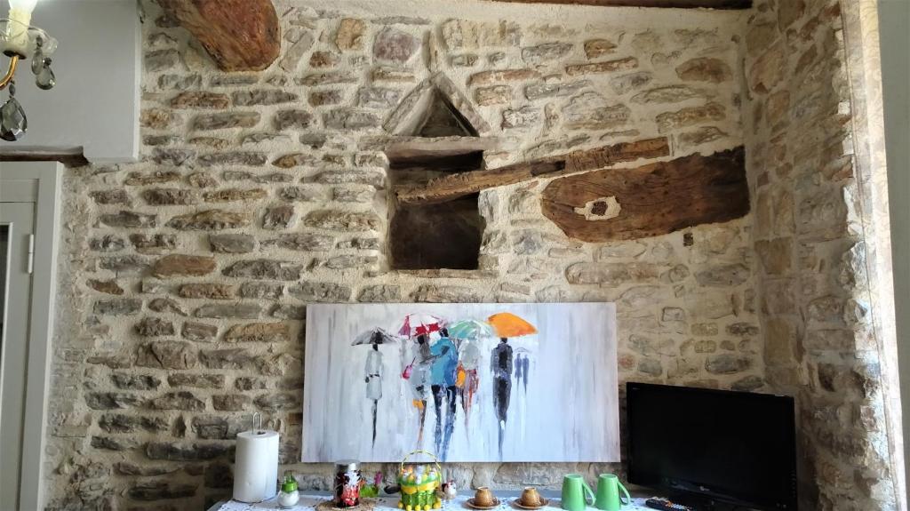une peinture de gens avec des parapluies sur un mur dans l'établissement Non ditelo al Duca - Belvedere Sant'Angelo, à Spolète