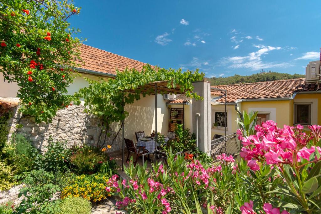 Zahrada ubytování Mediterranean terrace apartment with Bikes & SUP