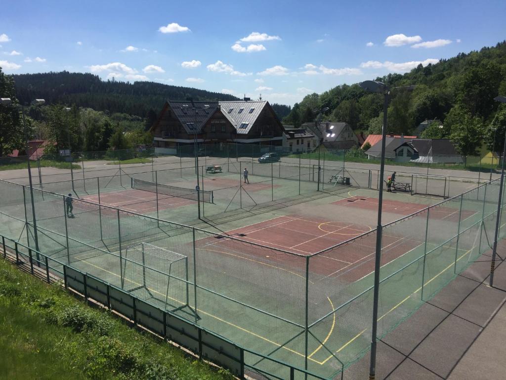 Tenis a/nebo squash v ubytování Apartmán "U nás doma" v chatě ALFA Černý Důl nebo okolí