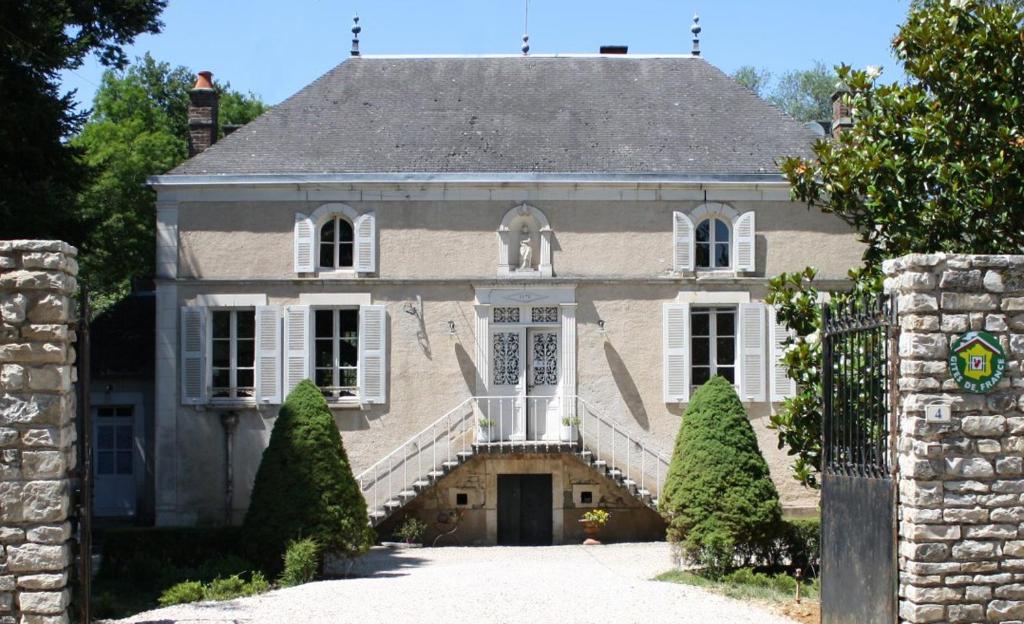 una gran casa blanca con una escalera delante de ella en L'Ecrin du Serein, en Sainte-Vertu