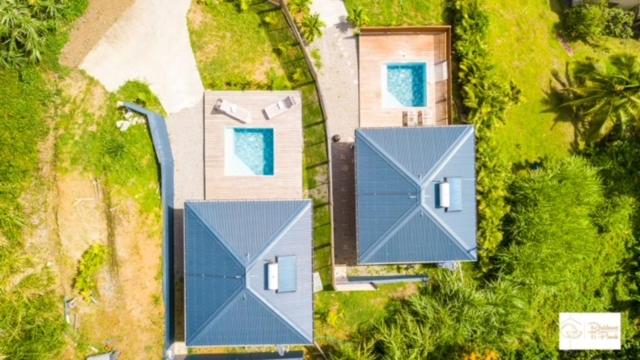 einen Blick über ein Haus mit blauen Dächern in der Unterkunft résidence ti punch in Rivière-Pilote