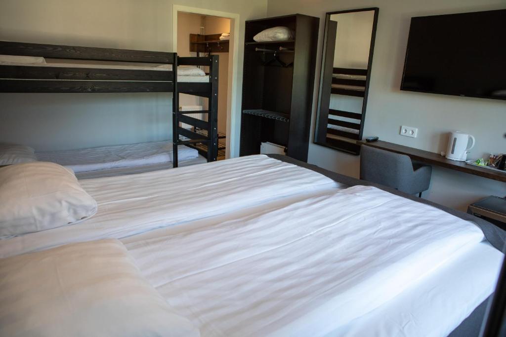 Кровать или кровати в номере Gylle Hotell & Restaurang Brödernas