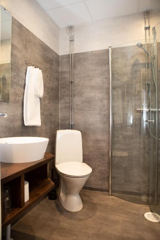 Ванная комната в Gylle Hotell & Restaurang Brödernas