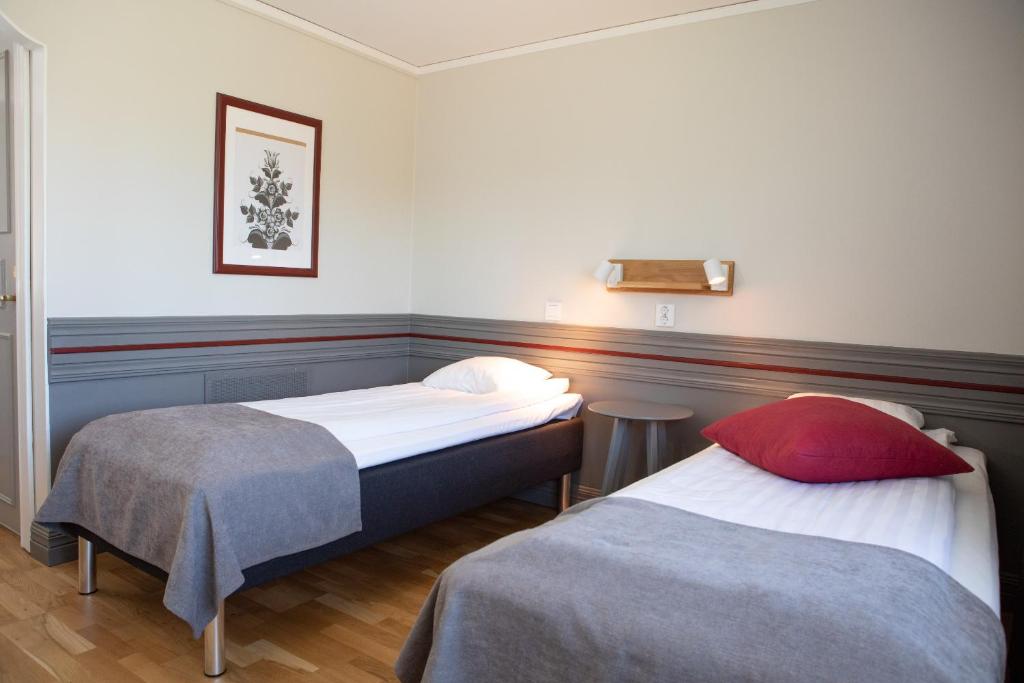Кровать или кровати в номере Gylle Hotell & Restaurang Brödernas