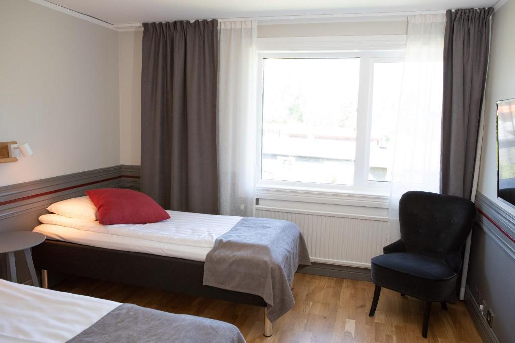 Кровать или кровати в номере Gylle Hotell & Restaurang Brödernas