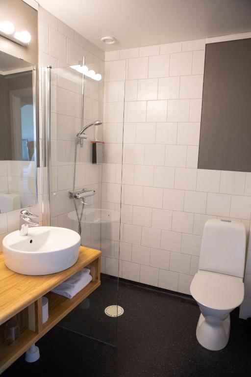 Ванная комната в Gylle Hotell & Restaurang Brödernas
