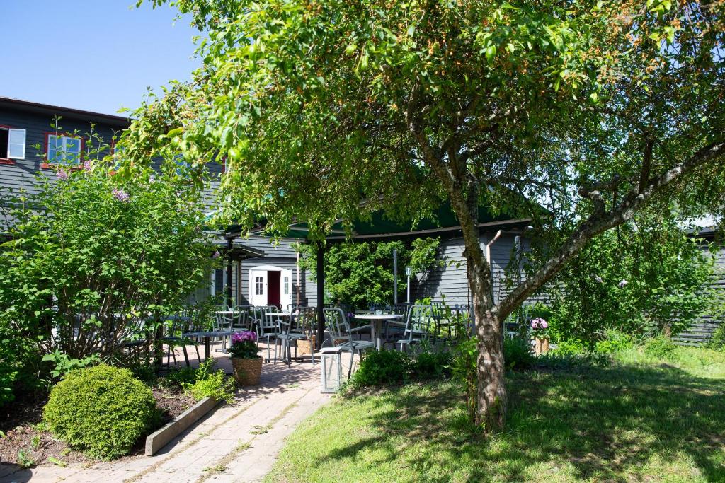 Сад в Gylle Hotell & Restaurang Brödernas