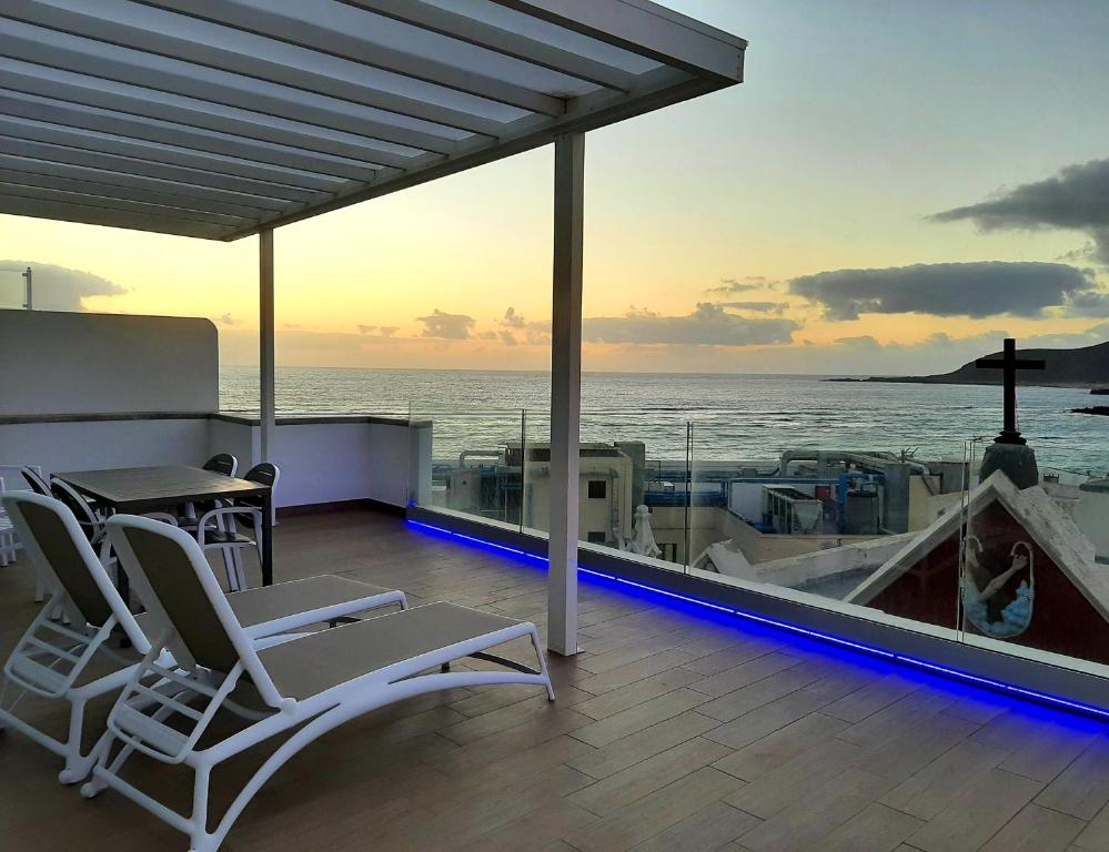 uma varanda com cadeiras e vista para o oceano em Malibú Canteras Ático 23 Vista Mar - Seaview Penthouse em Las Palmas de Gran Canaria