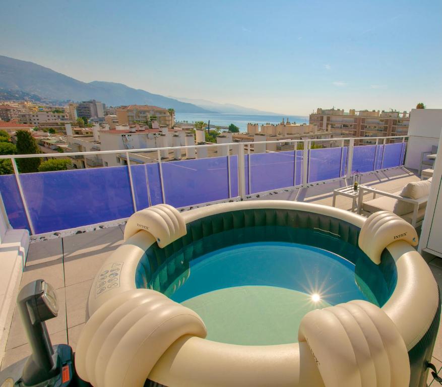 une piscine sur le toit d'un bâtiment dans l'établissement Castiello B&B, à Roquebrune-Cap-Martin