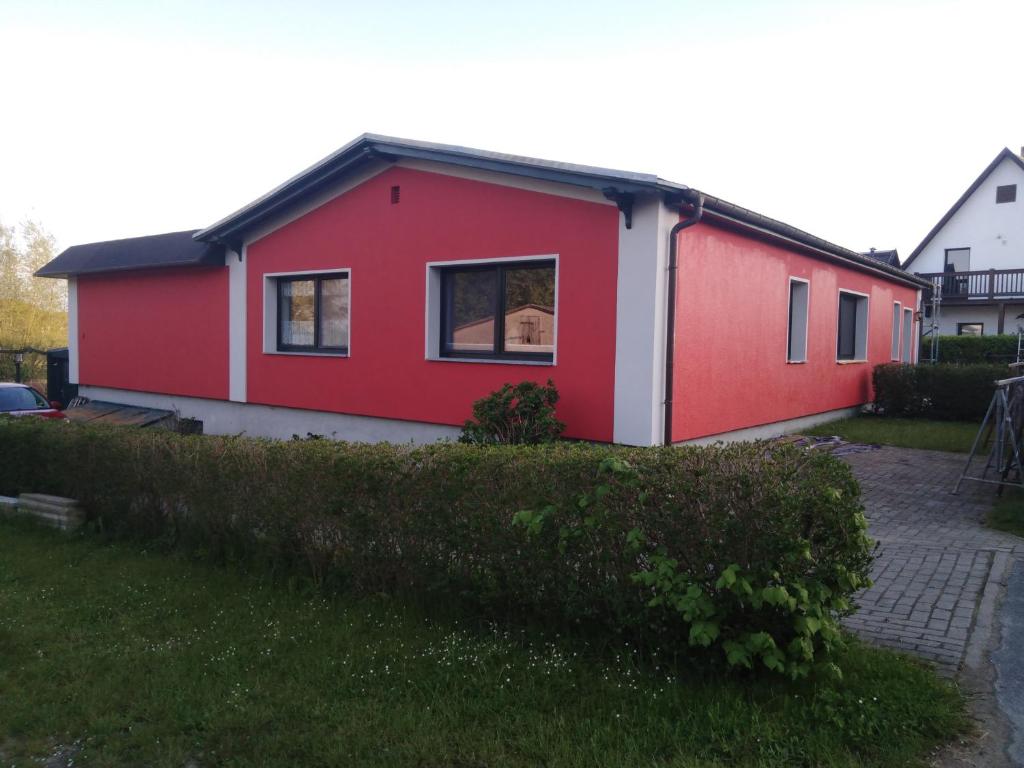 Casa roja y blanca con entrada en Ferienwohnung Kathrin Kankel Alt Reddevitz, en Middelhagen