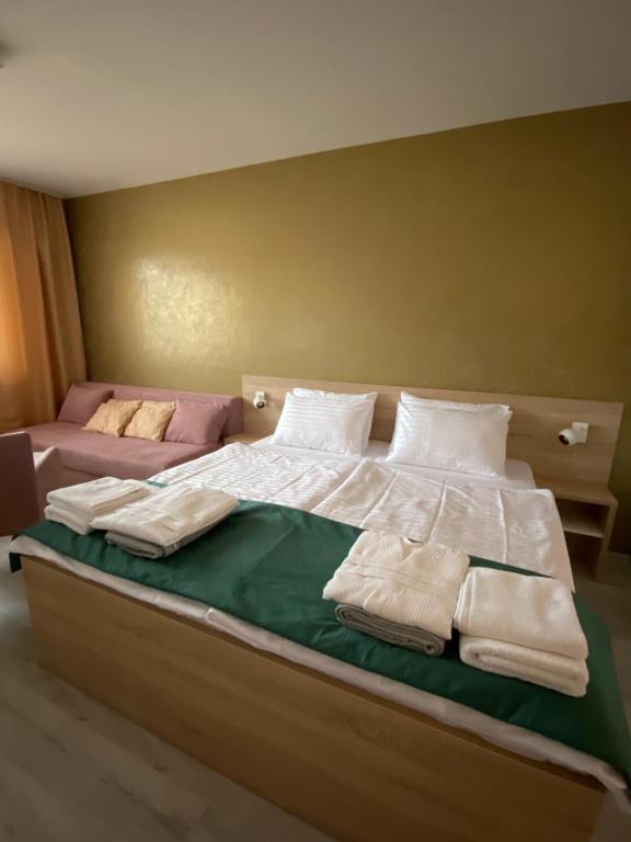 A bed or beds in a room at Bešeňová Apartmán Diamant