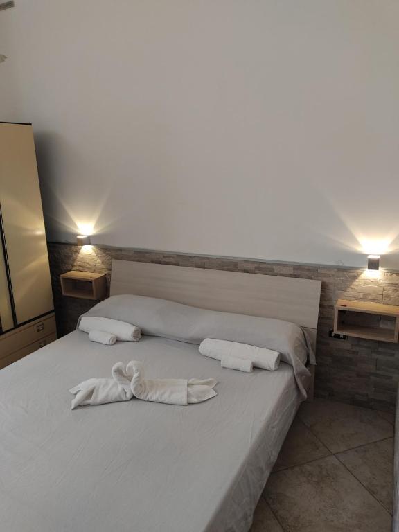 トッレ・ラピッロにあるCasa Vacanza Villa Teresa DiXの白いベッド(白いタオル2枚付)