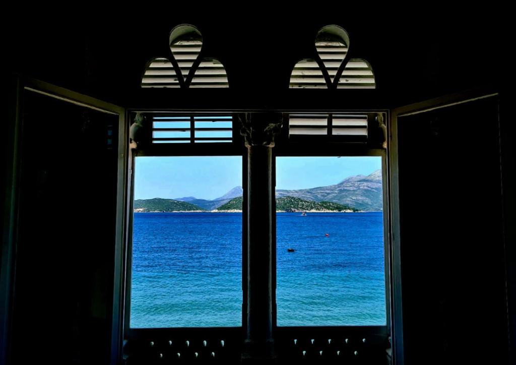 una ventana con vistas al océano en Beach front AmF Holiday Home, en Lopud Island