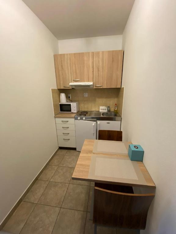 A kitchen or kitchenette at Bešeňová Apartmán Diamant