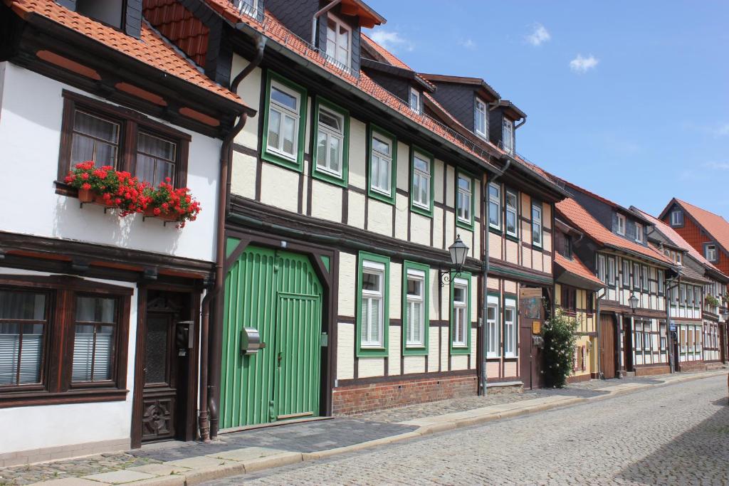 eine Reihe von Häusern mit grünen Türen auf einer Straße in der Unterkunft Ferienwohnung Altstadtidylle 3 in Wernigerode