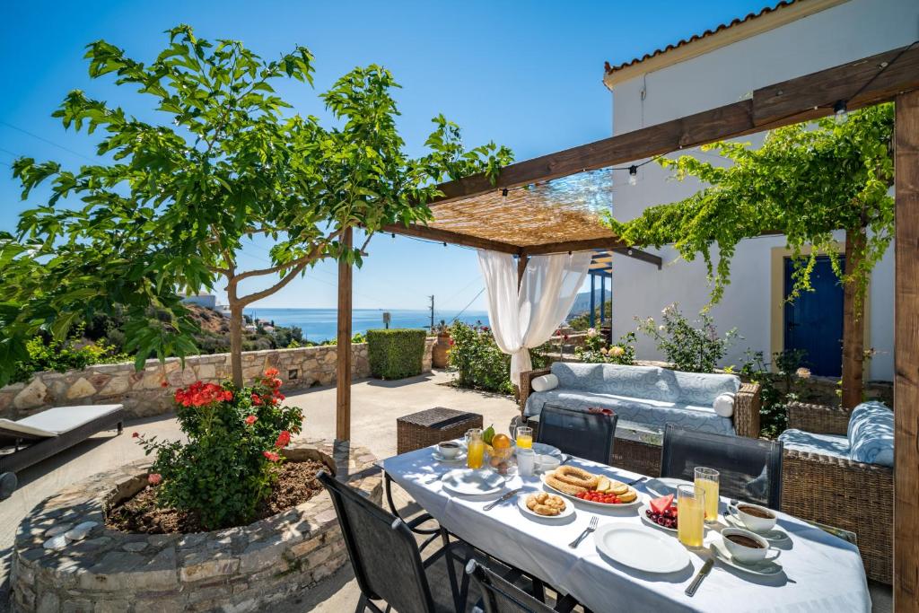 eine Terrasse mit einem Tisch mit Essen darauf in der Unterkunft Philyra appartments in Agia Pelagia, Insel Kythira