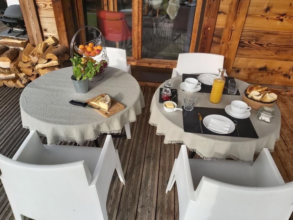 een tafel en stoelen met een maaltijd erop bij Chalet Mary in Essert-Romand