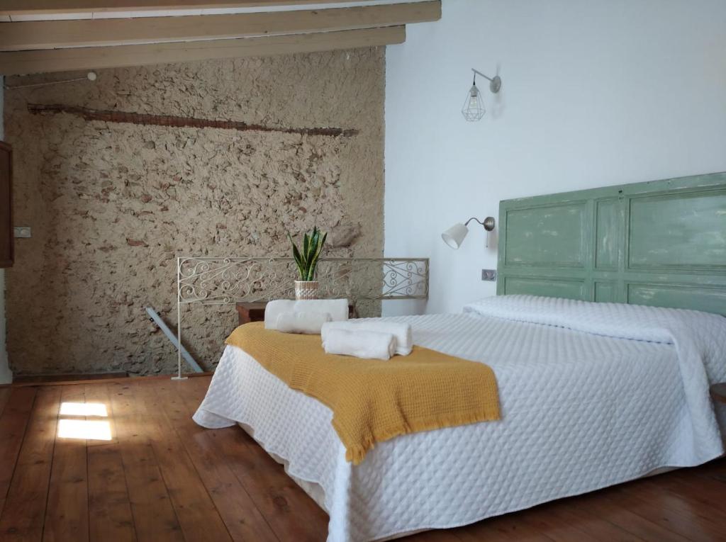 ein Schlafzimmer mit 2 Betten und Handtüchern darauf in der Unterkunft La Casita de Papel Alhama de Granada in Alhama de Granada