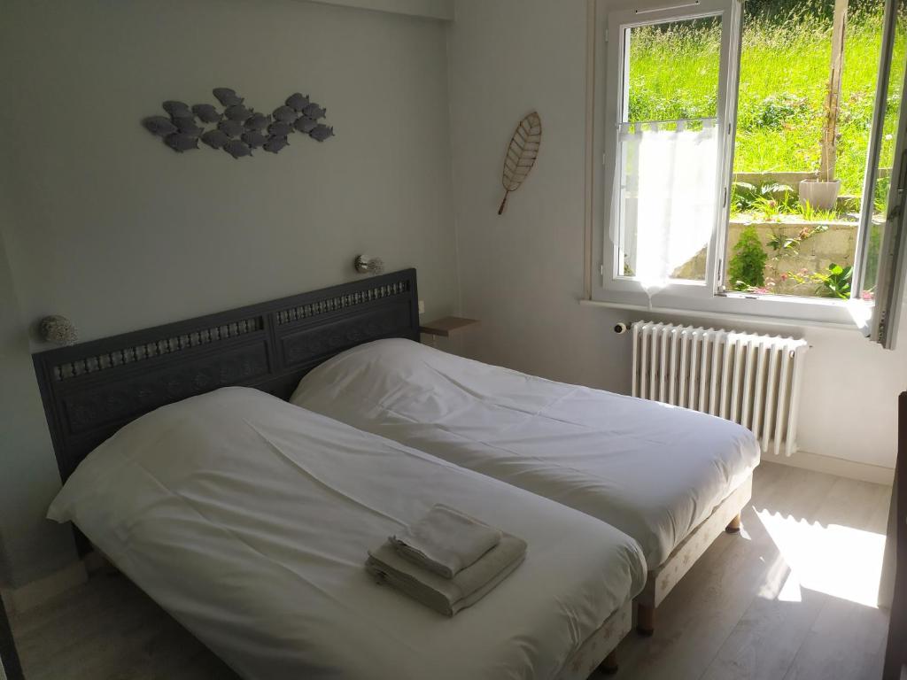Postel nebo postele na pokoji v ubytování Hôtel-Relais De Trefeuntec