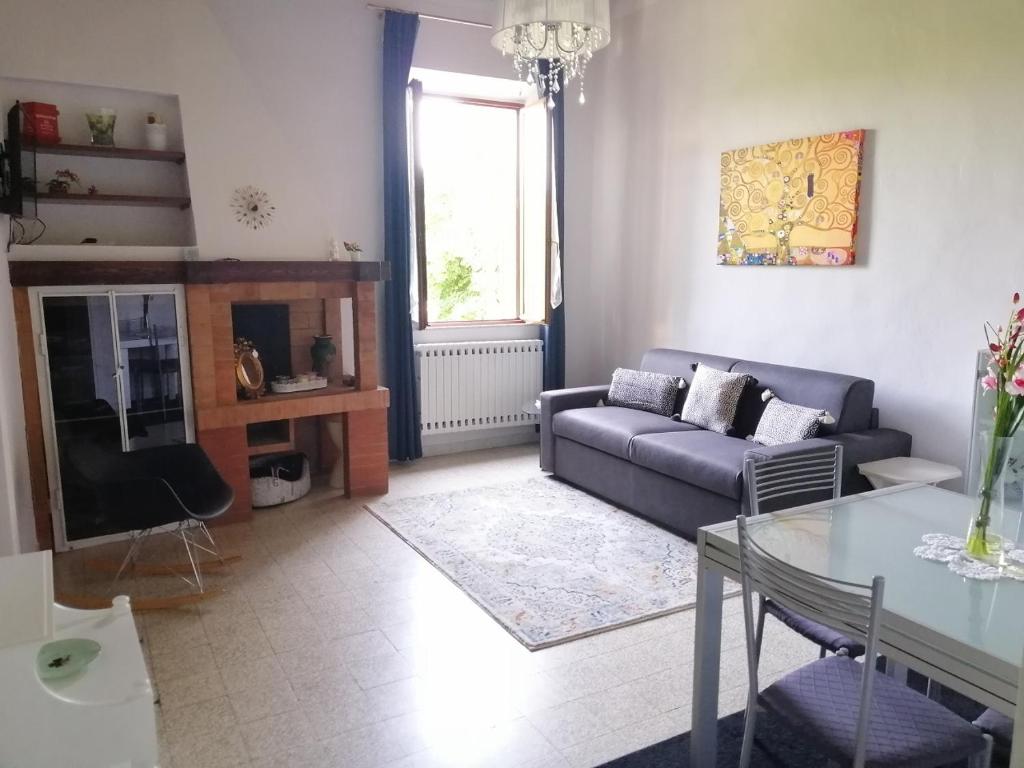 sala de estar con sofá y mesa en Appartamento centralissimo a Casciana Terme en Casciana Terme