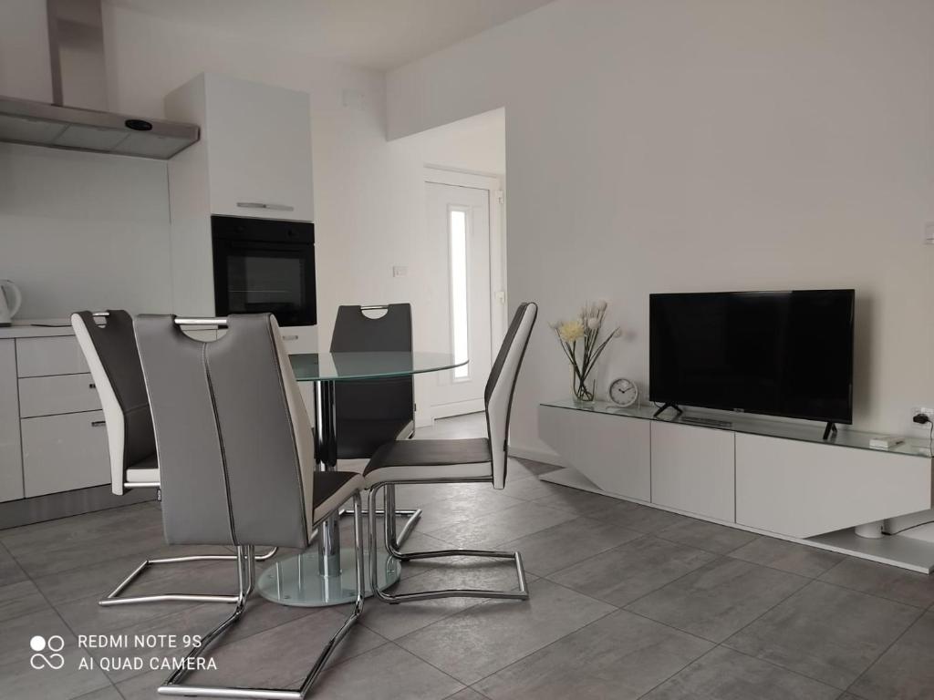 TV a/nebo společenská místnost v ubytování Apartman Šuperba A2